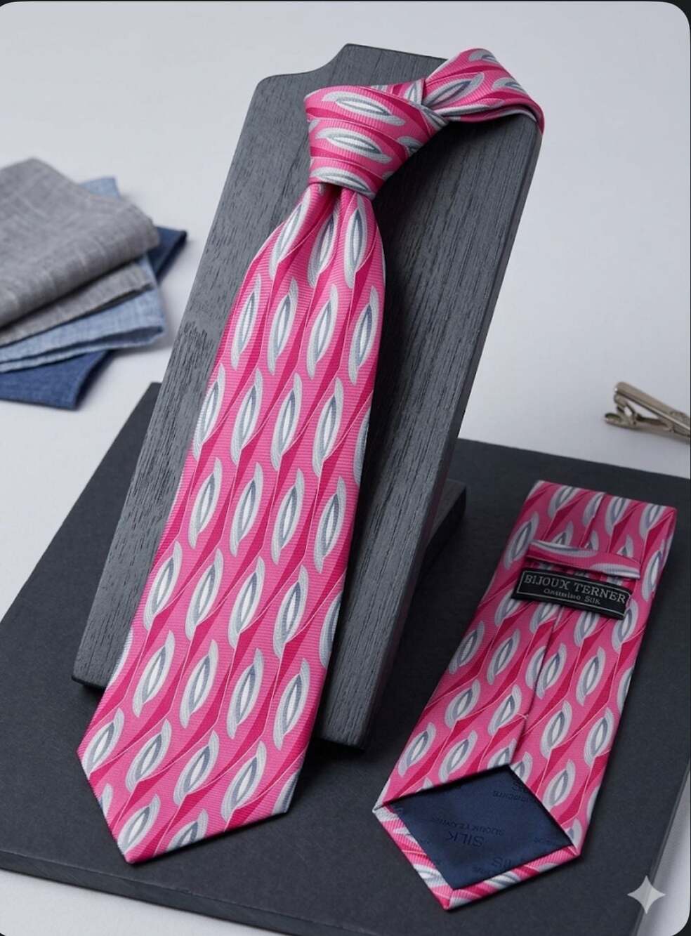 Bijoux Terner Pink and Grey Leaf Pattern Silk Necktie